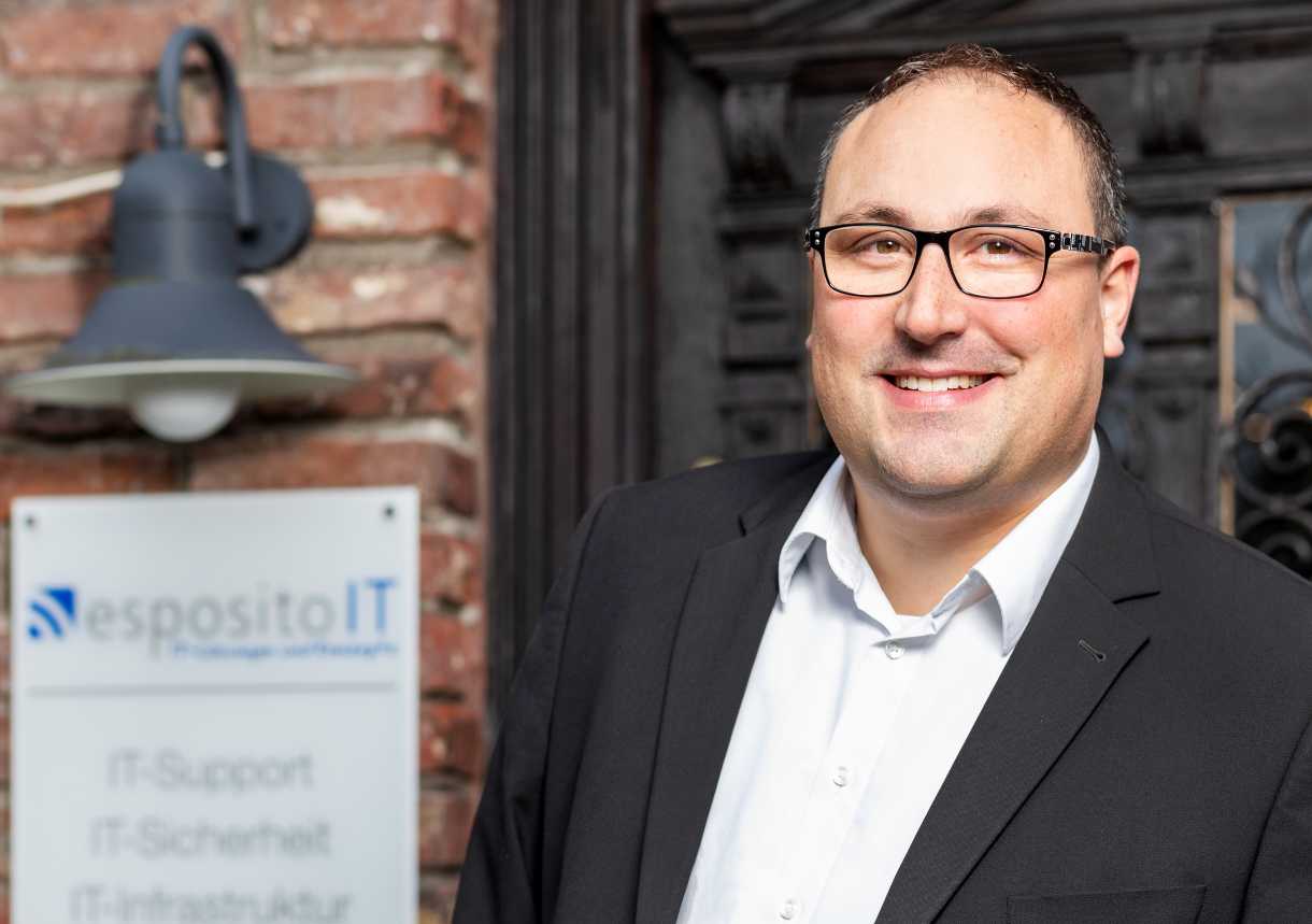 Zu sehen ist der Geschäftsführer der esposito IT, Daniel Esposito.
