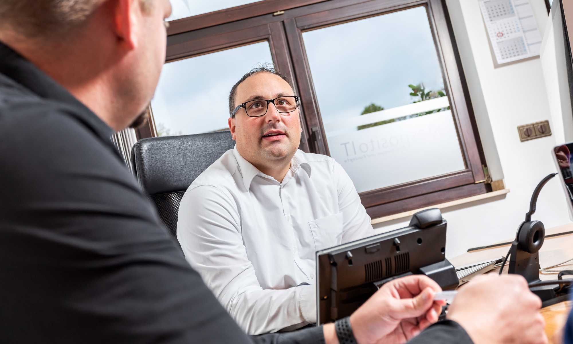 Zu sehen ist der Geschäftsführer Daniel Esposito der esposito GmbH aus Neukirchen-Vluyn. Er berät zum Thema IT-Infrastruktur.