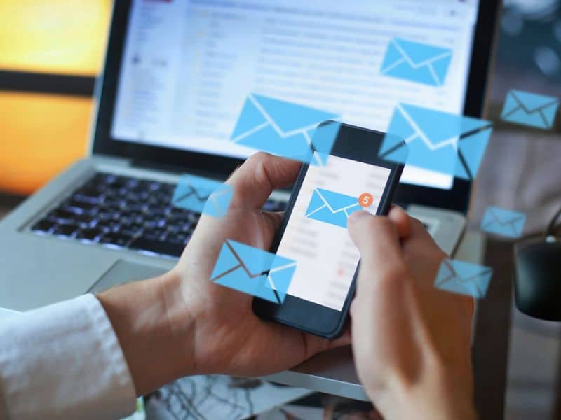 Handy und Laptop Mails