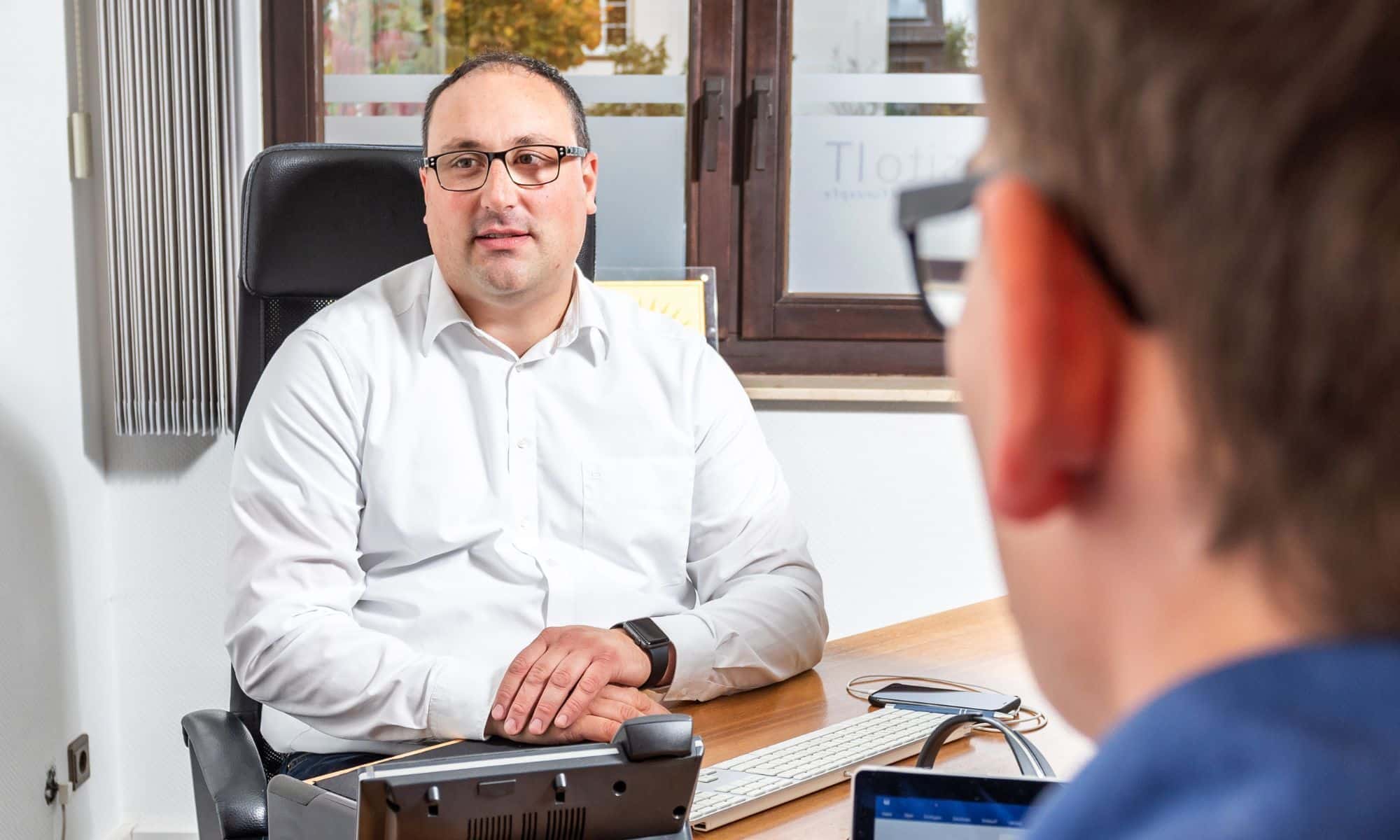 IT Beratungssitaution. Daniel Esposito live in der Beratung zur Optimierung der IT Sicherheit