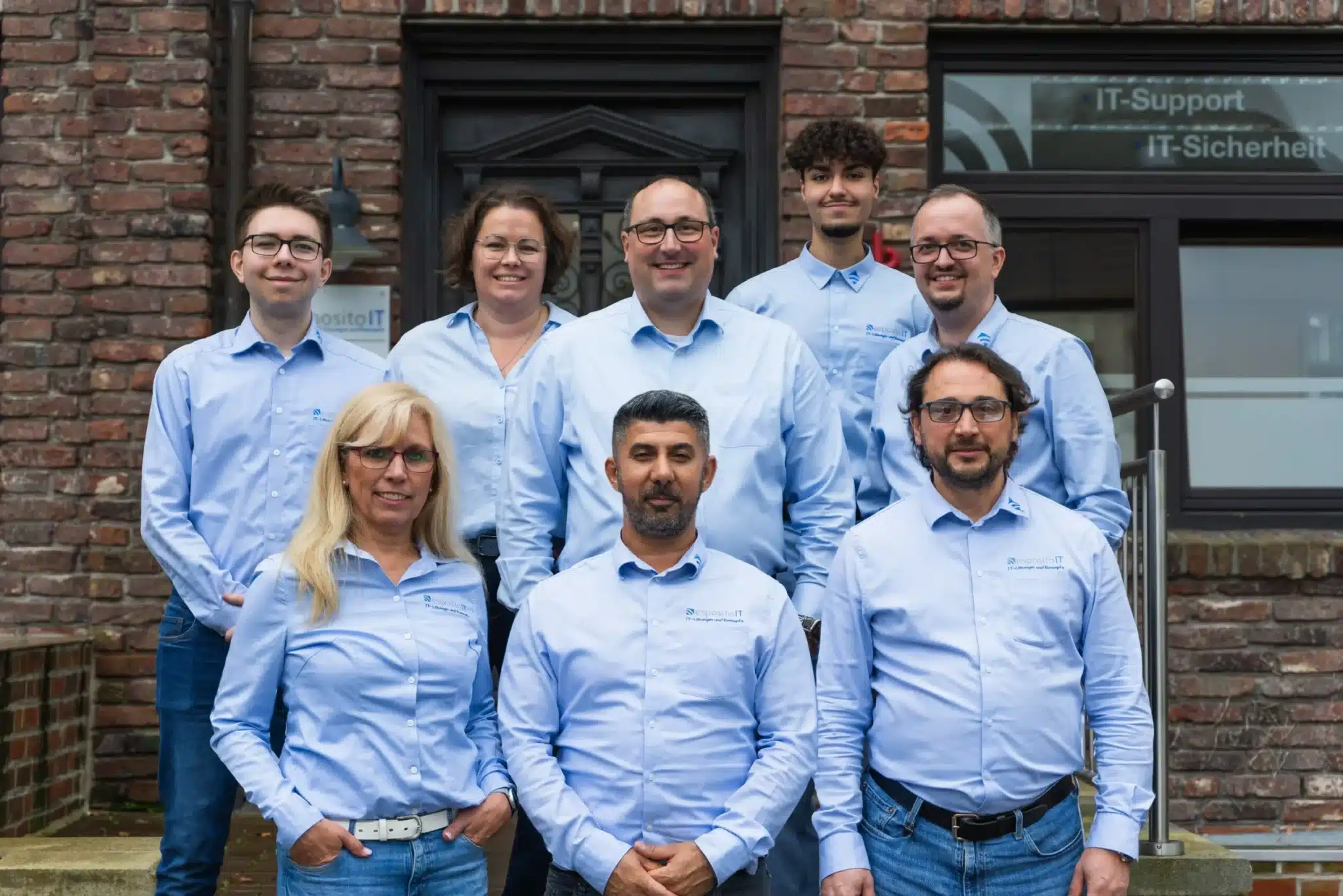 Das Team von Esposito IT steht gemeinsam vor dem Firmengebäude in Duisburg